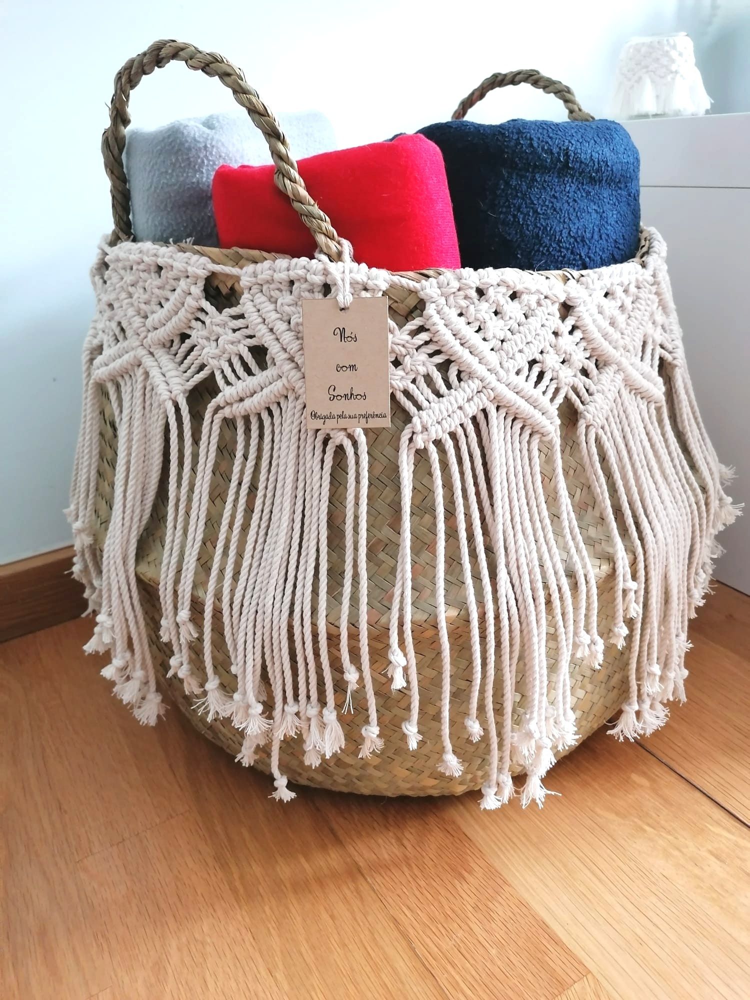 Cesto em vime decorado com macramé