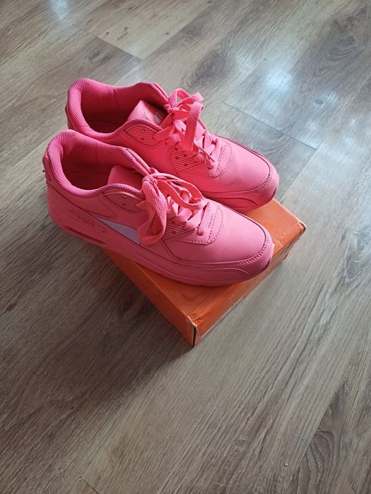 Neonowe koralowe adidasy