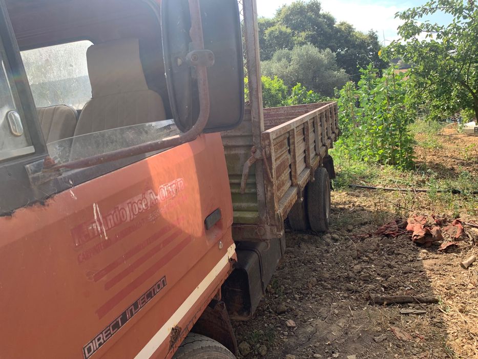 Isuzu com báscula Mafra