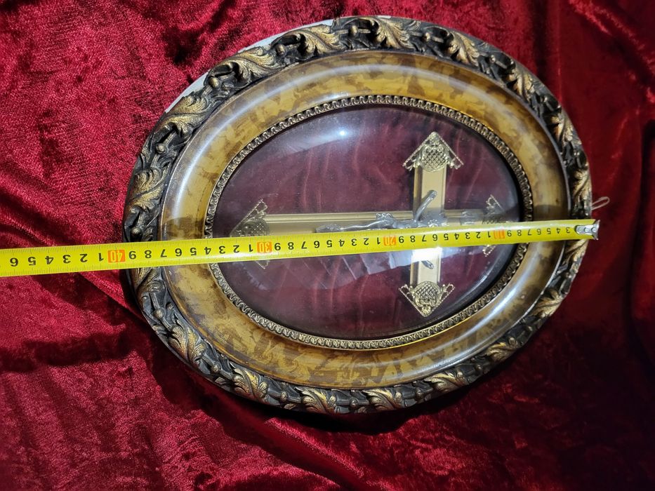 Stary krzyż w ramie za szkłem