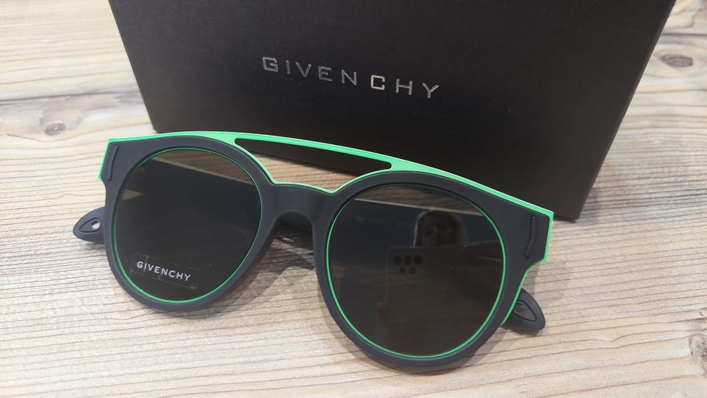 Яскраві і округлі сонцезахисні окуляри  GV7017/S 8VWEJ Givenchy!