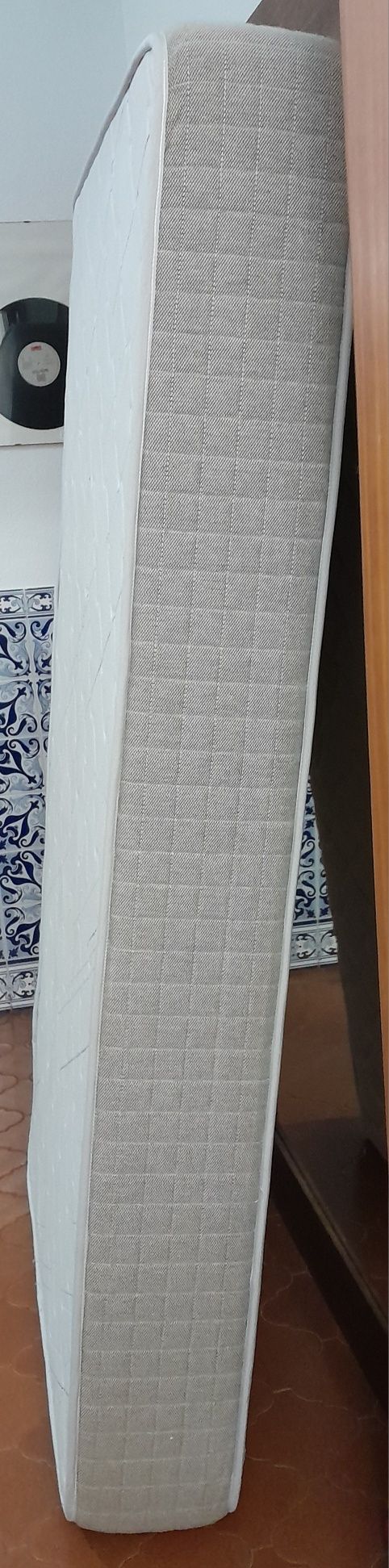 Colchão solteiro 1,03 × 1,86 x 0,23