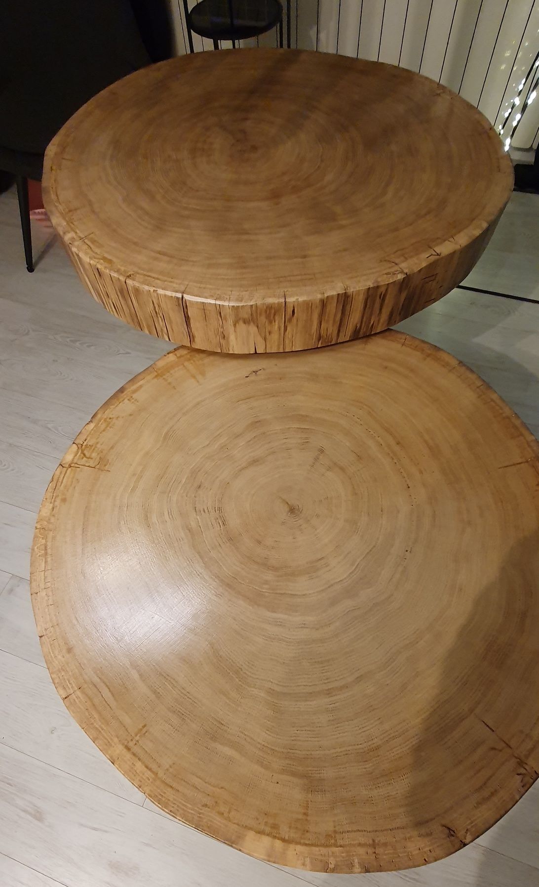 Stolik loftowy z litego drewna.