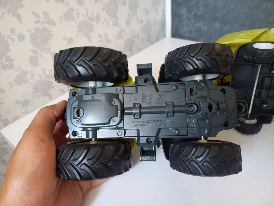 Трактор з причепом