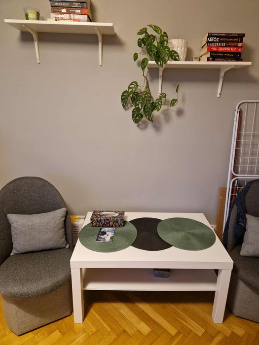 Stolik biały Ikea pufki