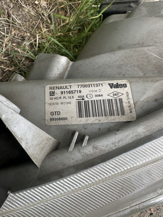 Ліва фара Renault Trafic 2006 рік