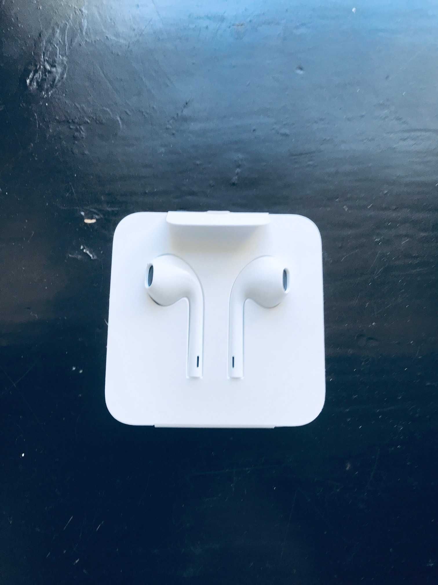 Pudełko Apple iPhone XR wraz z akcesriami