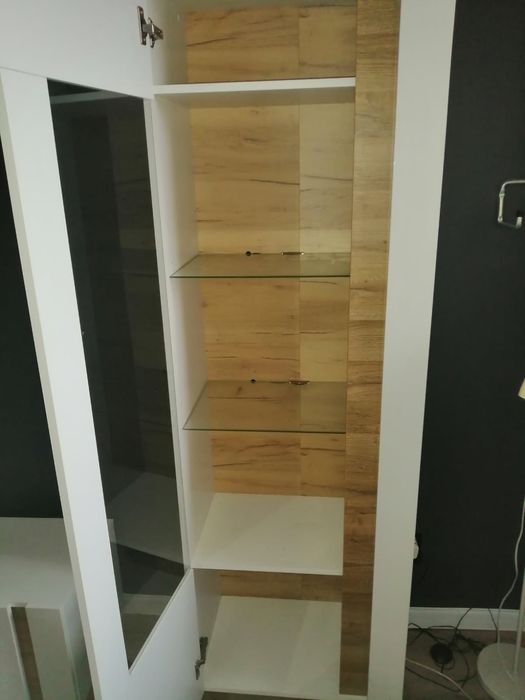 Słupek przeszklony z półkami podświetlany