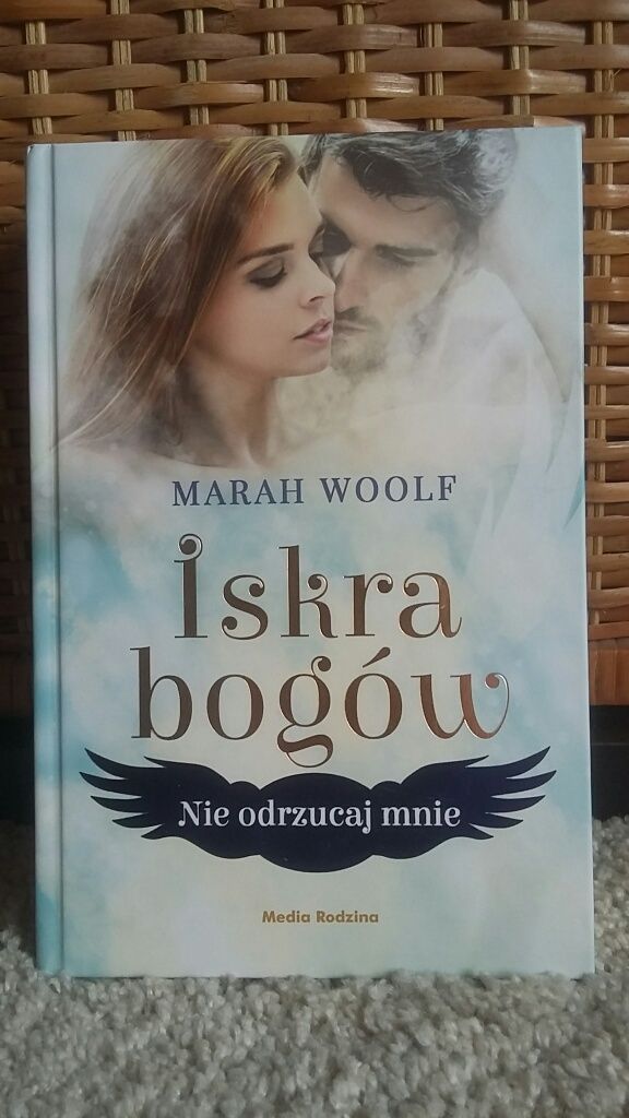 Książka "Iskra bogów. Nie odrzucaj mnie" Marah Woolf