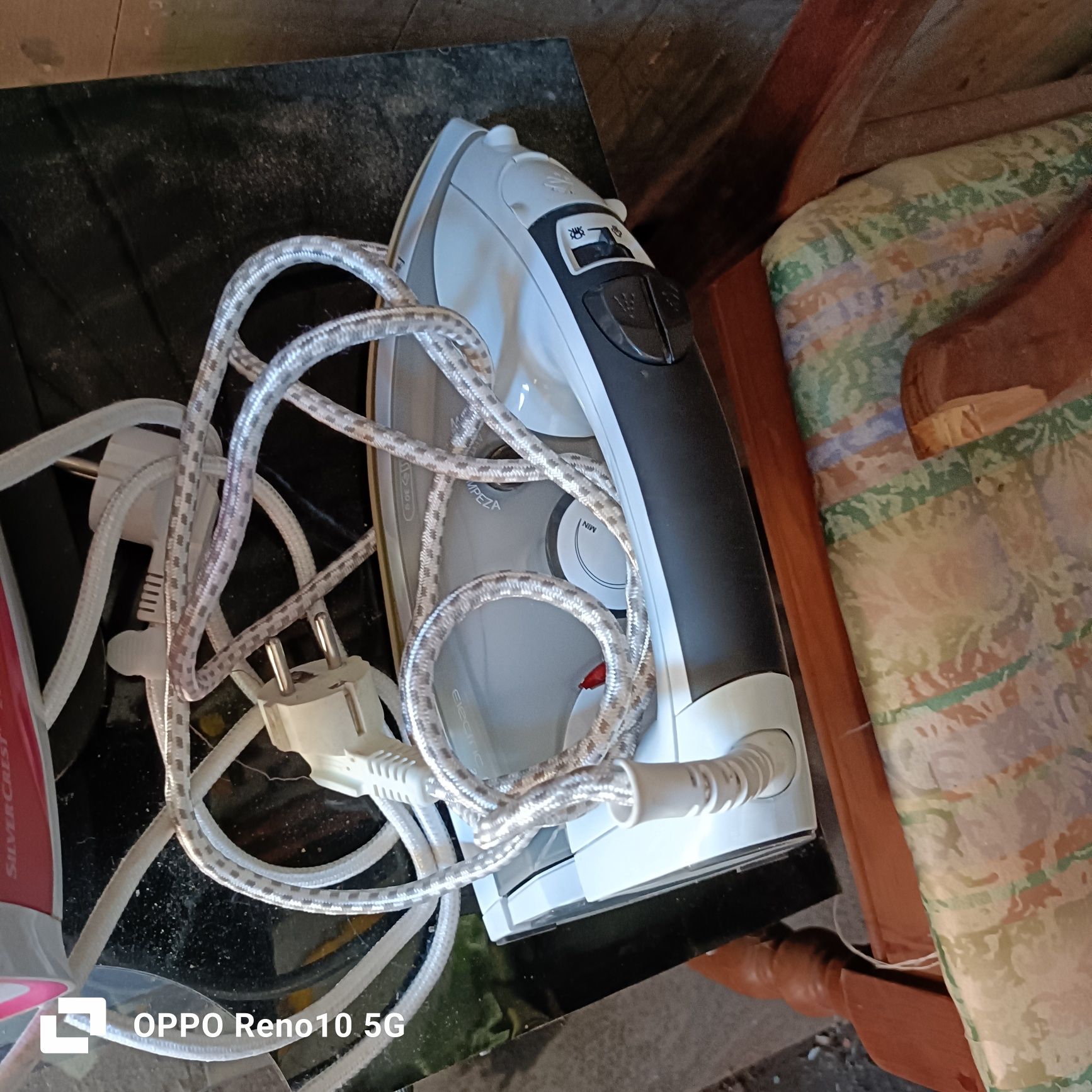 Ferros e máquina de café