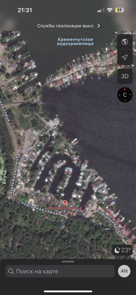Гараж для човна на причалі