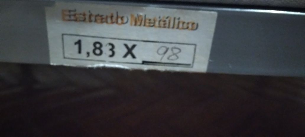 Colchão e cama de solteiro