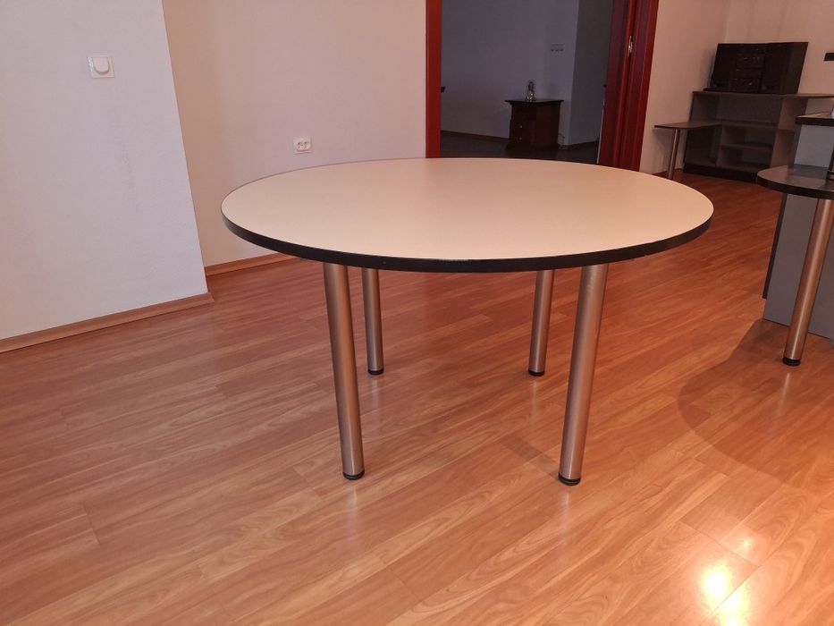 Meble kuchenne z okapem, piekarnikiem i zlewem