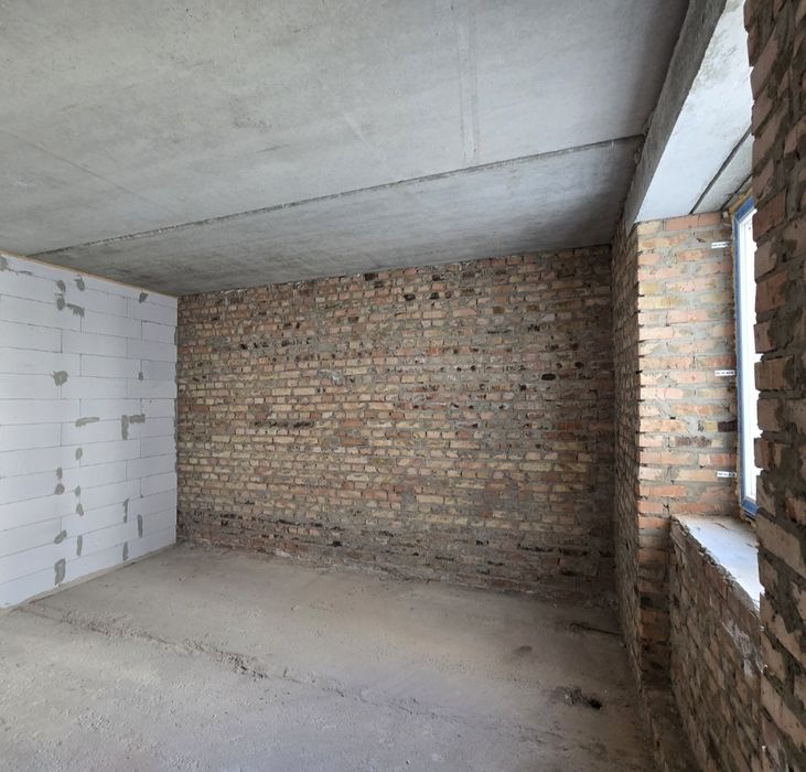 Сучасна простора з чудовим плануванням квартира