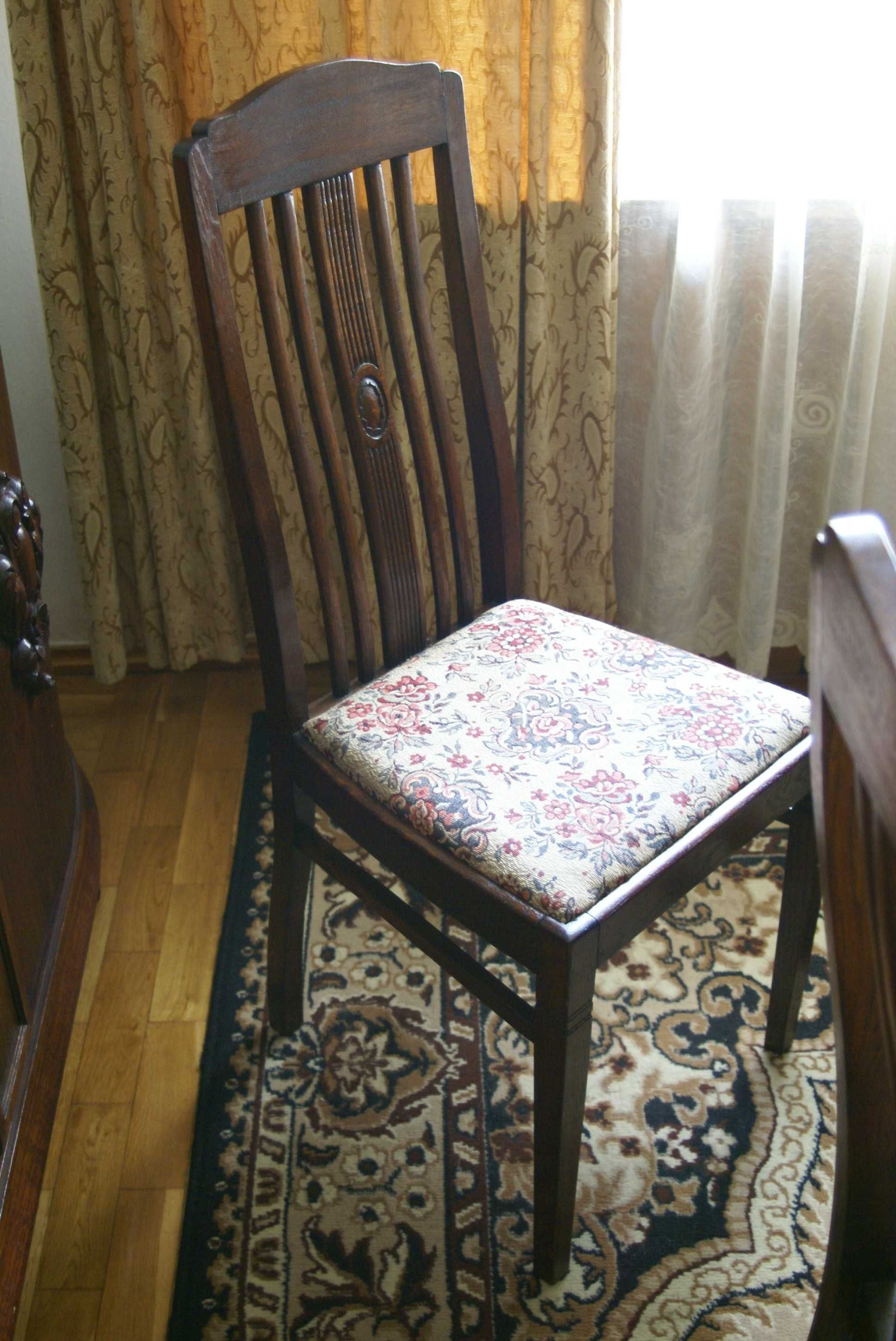 Stół i sześć krzeseł z początku XX w