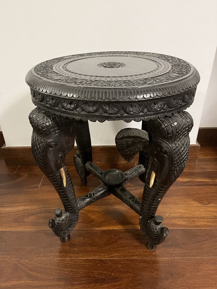 Mesa oriental com pés figurativos