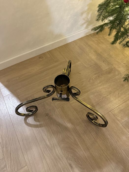 Stojak pod choinkę trójnóg złoty nowy