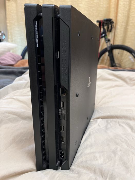 Продам PlayStation 4 Pro 1TB + 2 джойстика