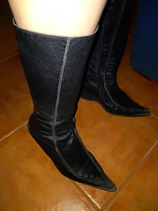 Botas de pele pretas em cunha