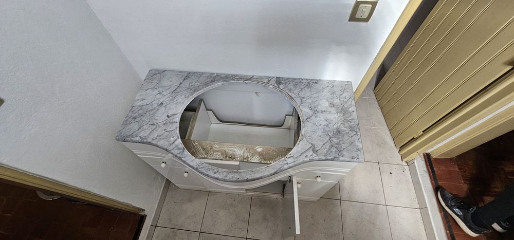 Movel casa de banho branco com pedra