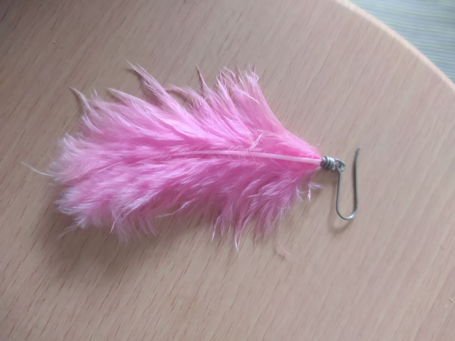 Brinco solitário com pena rosa