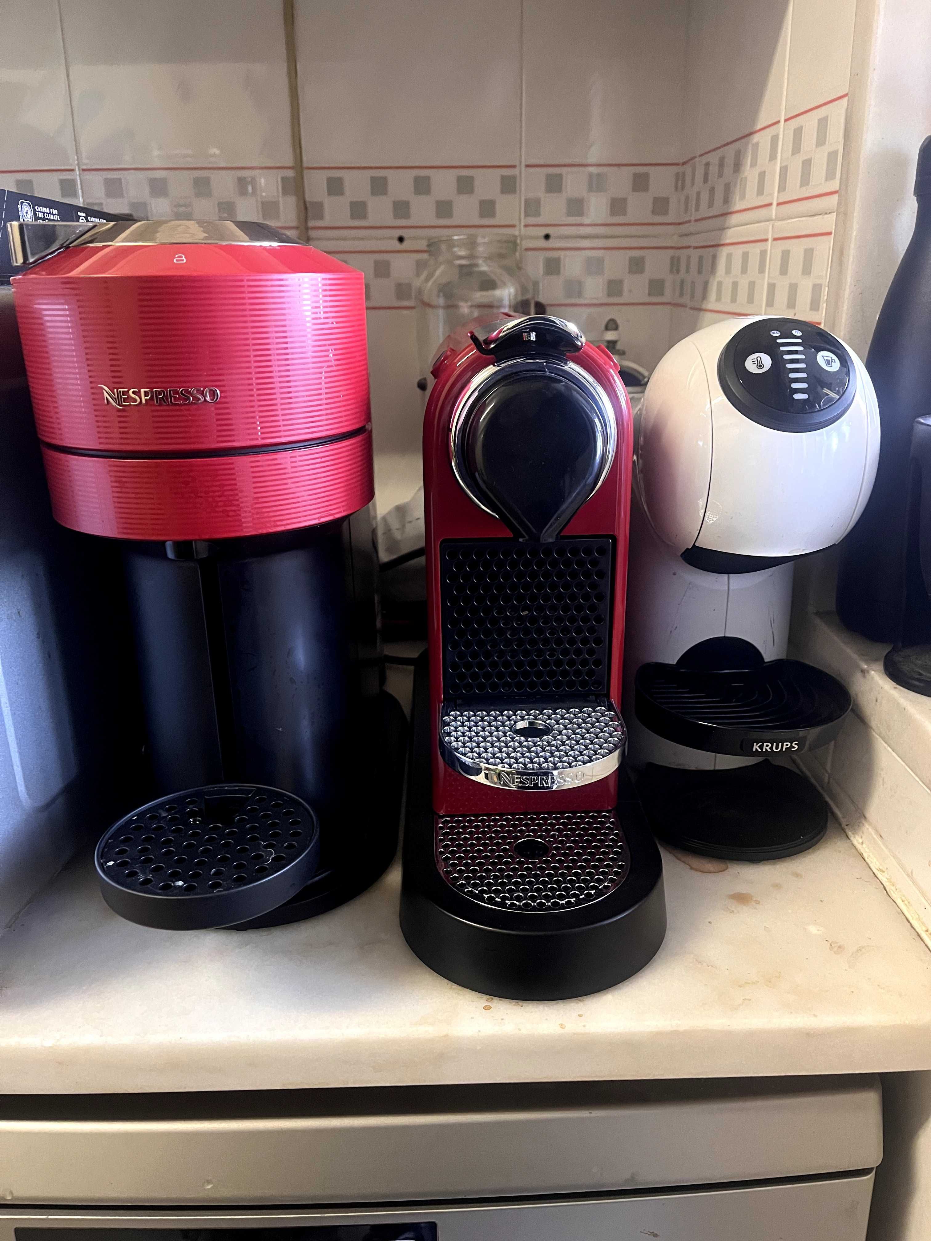 Máquina de café Vertuo Next C Nespresso usada em muito bom estado.