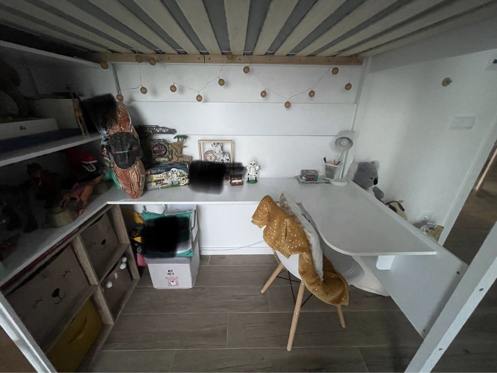 Cama alta com secretaria