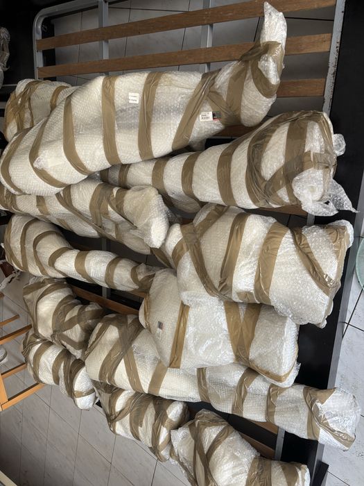 7 manequins com base em vidro