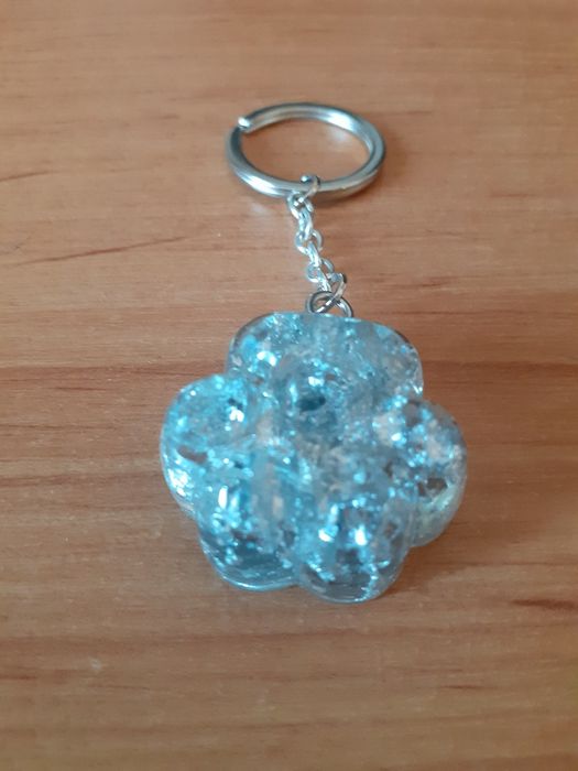 Brelok. Kocia łapka se srebrnymi dodatkami.