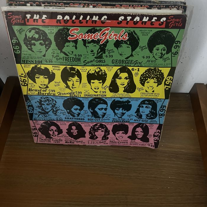 Vinis de varias bandas em cima referenciados