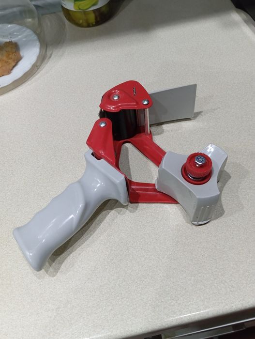 Podajnik taśmy klejącej