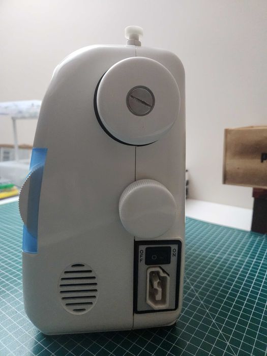 Máquina de Costura Singer Featherweight II (para peças ou arranjo)