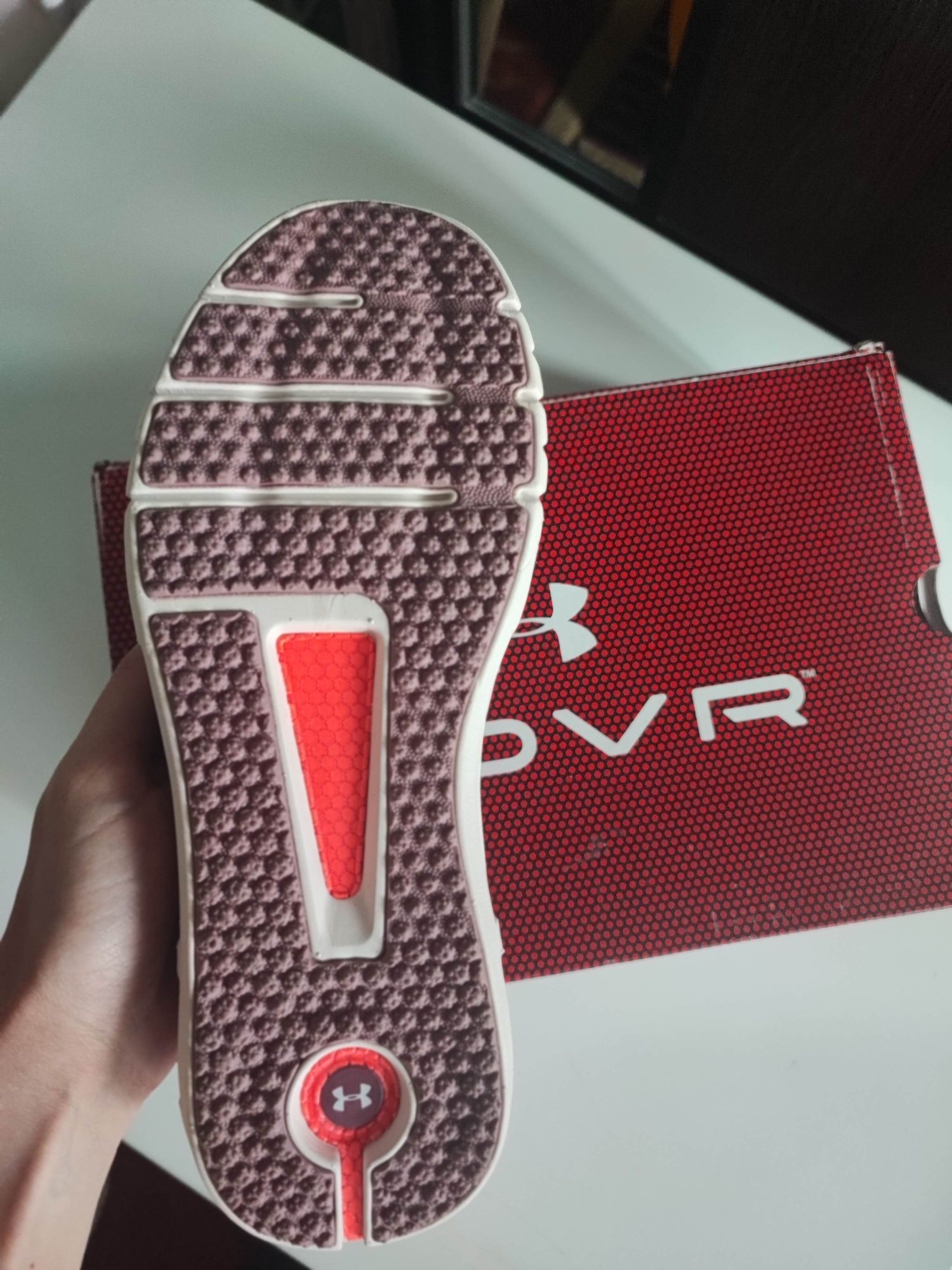 Продам кросівки Under Armour W HOVR STRT.
