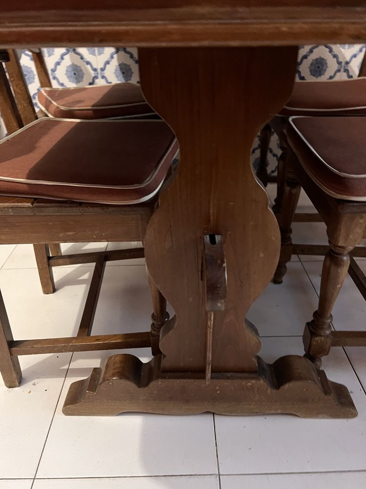 Mesa em madeira com cadeiras