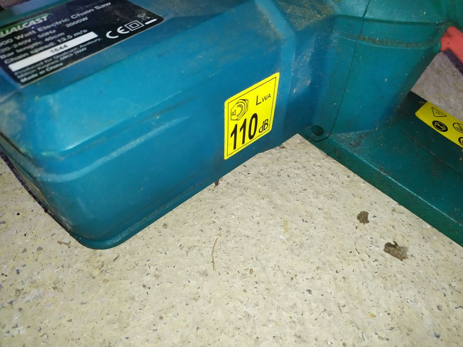 Motosserra elétrica em excelente estado, nova custa 135€