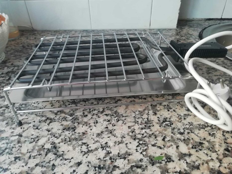 2 Grelhadores eléctricos - 1 Novo e 1 em otimo estado