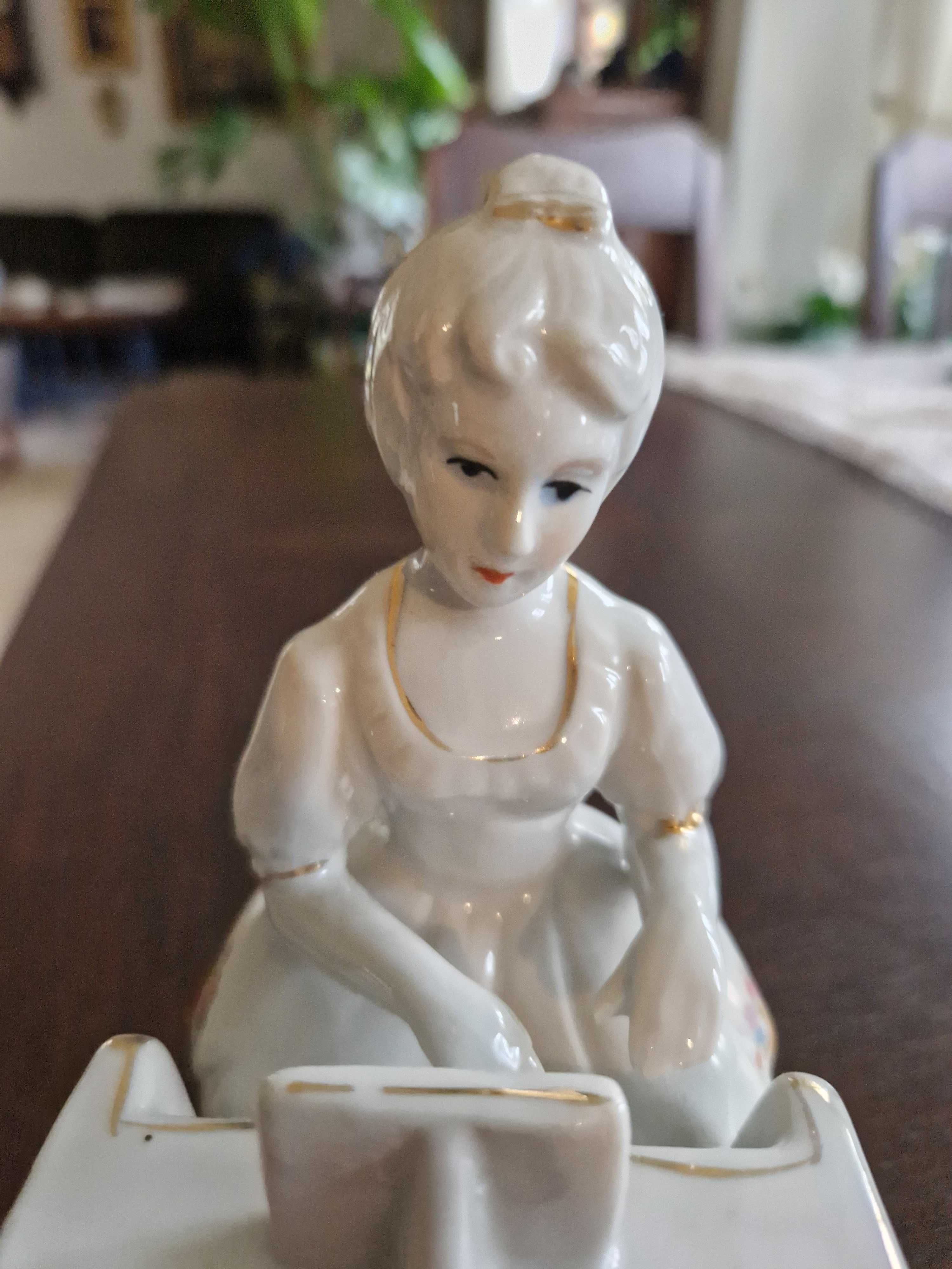 Figurka porcelanowa , kobieta grająca na instrumencie klawiszowym