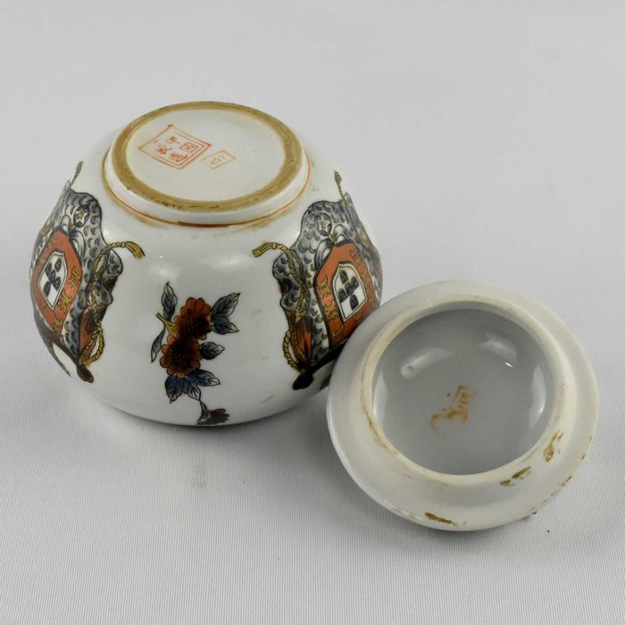 Caixa com tampa, porcelana da China, Brasão Monarquia, anos 50/60