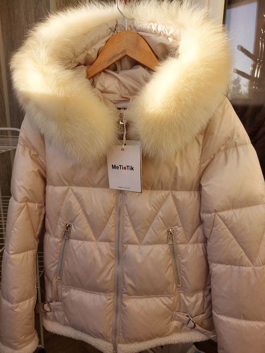 Продам жіночий пуховик з хутром