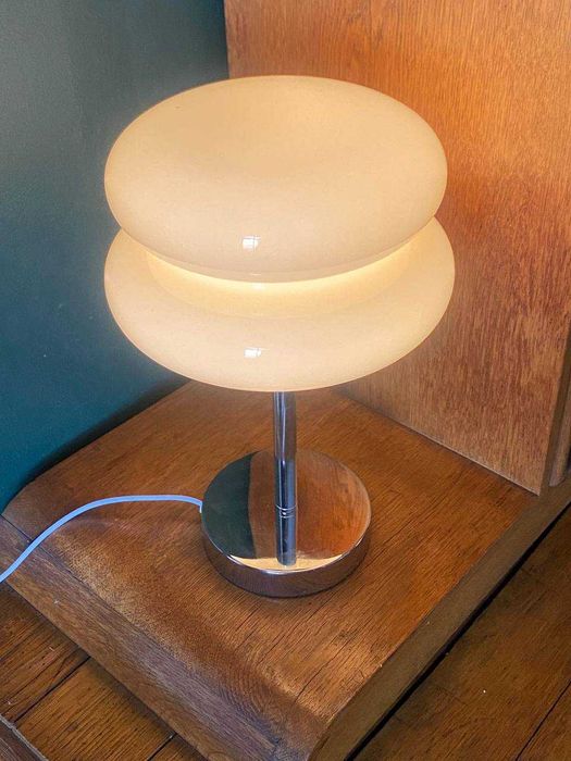 Lampa stołowa ze szklanym kloszem