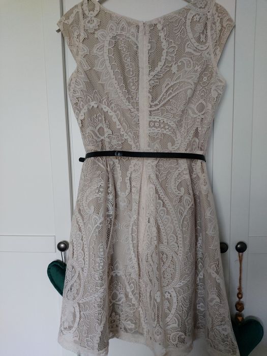 Sukienka beżowa koronkowa elegancka