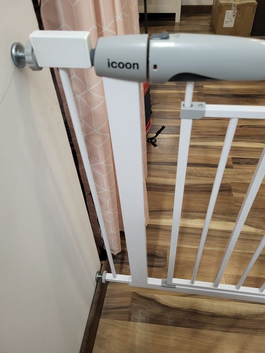 Bramka zabezpieczającą na schody dla dzieci icoon