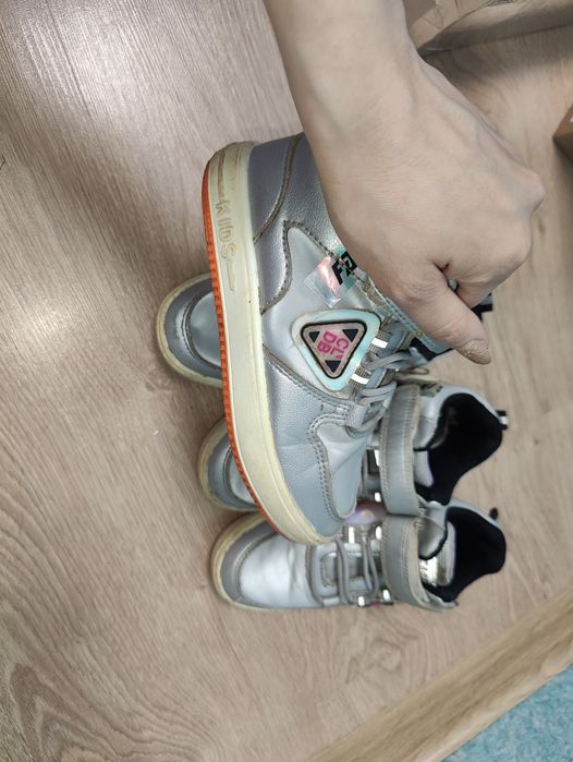 Кросівки для двійні