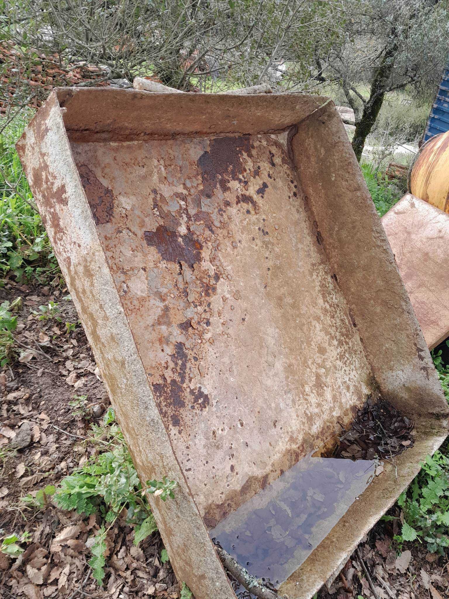 baileu grua, dois baldes, caixa e uma armação