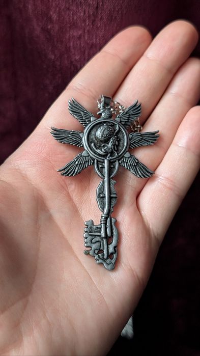 Большой винтажный старинный ключ с крыльями орла resident evil