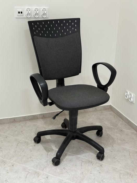 Krzeslo biurowe obrotowe regulowane na kółkach