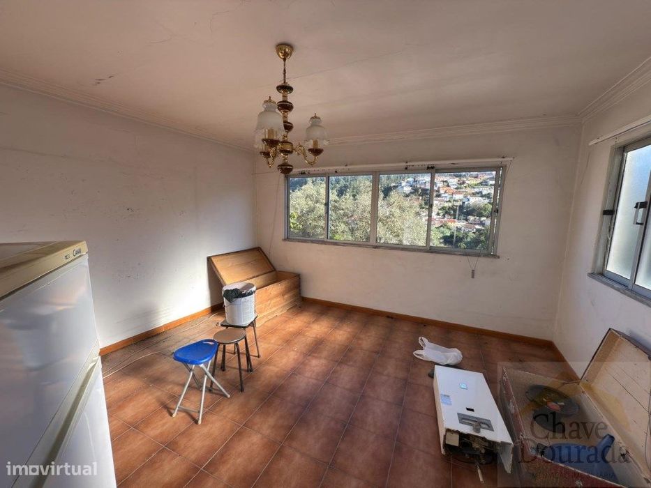 Moradia T1 com garagem e terreno - Ceira