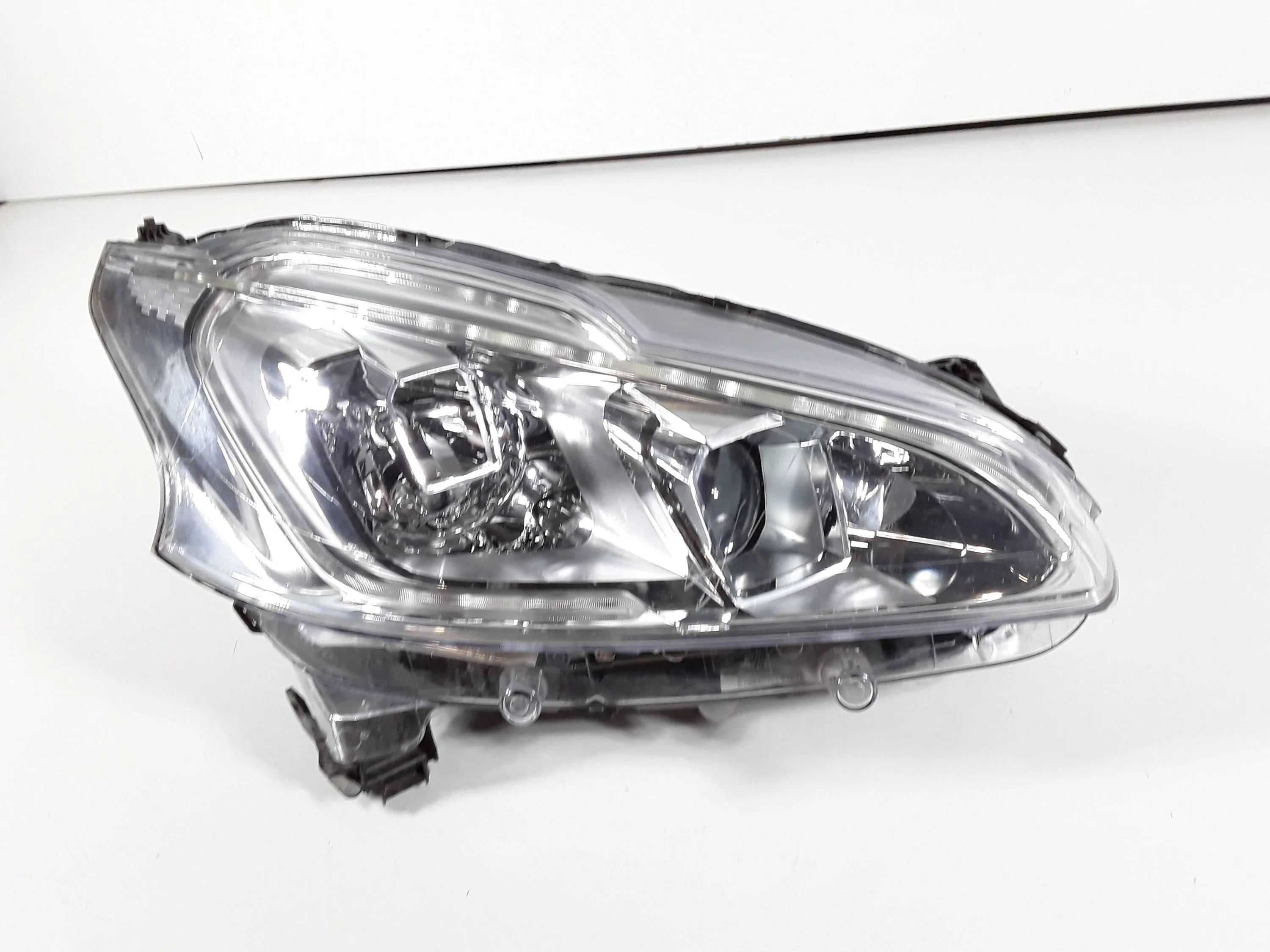 Lampa przód prawa Peugeot 208 I Lift Gti Europa