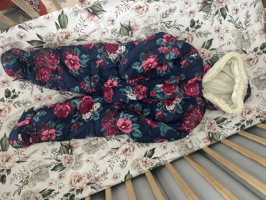 Kombinezon zimowy NUTMEG w kwiaty - 6-9 miesiecy