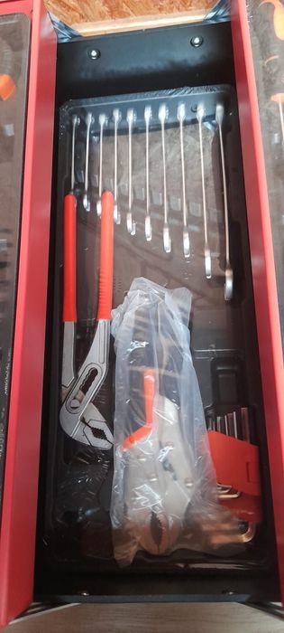 Mala de ferramentas em metal com 85 pecas novo e selado